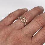 Carica l'immagine nel visualizzatore di Gallery, Anello Dolcezze CACAO Jewels indossato per mostrarne proporzioni e vestibilità.
