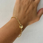 Carica l'immagine nel visualizzatore di Gallery, Bracciale Luna CACAO Jewels indossato per mostrarne proporzioni, vestibilità ed eleganza.
