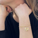 Carica l'immagine nel visualizzatore di Gallery, Bracciale Paesaggio CACAO Jewels indossato al polso per mostrarne proporzioni e vestibilità.
