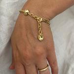 Carica l'immagine nel visualizzatore di Gallery, Bracciale Pianeti CACAO Jewels indossato per evidenziarne volume, movimento e riflessi di luce.
