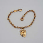 Carica l'immagine nel visualizzatore di Gallery, Bracciale Sacro Cuore CACAO Jewels in ottone placcato in oro 18 carati con pendente a cuore inciso.
