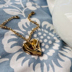 Carica l'immagine nel visualizzatore di Gallery, Bracciale Super Love CACAO Jewels fotografato in un'ambientazione tessile per valorizzarne forma e finitura.
