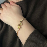 Carica l'immagine nel visualizzatore di Gallery, Bracciale Zig Zag CACAO Jewels indossato per mostrarne proporzioni e vestibilità.
