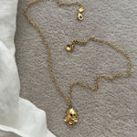 Carica l'immagine nel visualizzatore di Gallery, Collana Bollicine CACAO Jewels appoggiata su un tessuto morbido per valorizzarne luce, volumi e dettagli.
