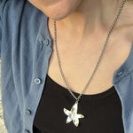 Carica l'immagine nel visualizzatore di Gallery, Collana Cielo CACAO Jewels indossata nella variante argento per mostrarne lunghezza, proporzioni e vestibilità.
