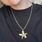 Carica l'immagine nel visualizzatore di Gallery, Collana Cielo CACAO Jewels indossata nella variante oro per mostrarne lunghezza, proporzioni e vestibilità.
