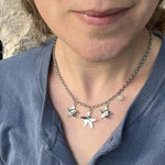 Carica l'immagine nel visualizzatore di Gallery, Collana Costellazione CACAO Jewels indossata nella variante argento per mostrarne proporzioni e vestibilità.
