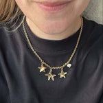 Carica l'immagine nel visualizzatore di Gallery, Collana Costellazione CACAO Jewels indossata nella variante oro per mostrarne proporzioni e vestibilità.
