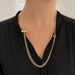 Carica l'immagine nel visualizzatore di Gallery, Collana Fiocco CACAO Jewels indossata per mostrarne lunghezza, movimento e vestibilità.

