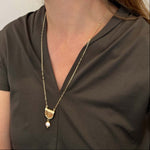 Carica l'immagine nel visualizzatore di Gallery, Collana Impronta CACAO Jewels indossata per mostrarne lunghezza, proporzioni e vestibilità.
