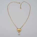 Carica l'immagine nel visualizzatore di Gallery, Collana Impronta CACAO Jewels in ottone placcato in oro 18 carati con perla di fiume naturale.
