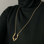 Carica l'immagine nel visualizzatore di Gallery, Collana Luce CACAO Jewels indossata per mostrarne lunghezza, proporzioni e vestibilità.
