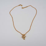 Carica l'immagine nel visualizzatore di Gallery, Collana Mon Amour CACAO Jewels in ottone placcato in oro 18 carati con fiocco e cuore stropicciato.
