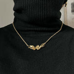 Carica l'immagine nel visualizzatore di Gallery, Collana Nastro CACAO Jewels indossata per mostrarne proporzioni, lunghezza e vestibilità.
