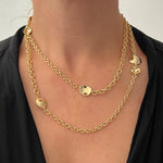 Carica l'immagine nel visualizzatore di Gallery, Collana Pianeti CACAO Jewels indossata a doppio giro per evidenziarne la versatilità e le diverse possibilità di utilizzo.
