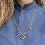 Carica l'immagine nel visualizzatore di Gallery, Collana Promessa CACAO Jewels indossata per mostrarne proporzioni e vestibilità.
