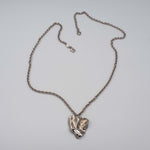 Carica l'immagine nel visualizzatore di Gallery, Collana Vicino al Cuore CACAO Jewels in ottone placcato in palladio con grande cuore stropicciato.
