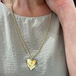 Carica l'immagine nel visualizzatore di Gallery, Collana Vicino al Cuore CACAO Jewels indossata per mostrarne lunghezza, proporzioni e vestibilità.
