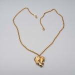 Carica l'immagine nel visualizzatore di Gallery, Collana Vicino al Cuore CACAO Jewels in ottone placcato in oro 18 carati con grande cuore stropicciato.
