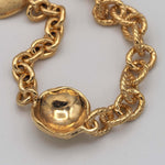 Carica l'immagine nel visualizzatore di Gallery, Dettaglio delle superfici lisce e martellate del Bracciale Pianeti CACAO Jewels.
