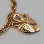 Carica l'immagine nel visualizzatore di Gallery, Dettaglio del pendente a cuore inciso a mano del Bracciale Sacro Cuore CACAO Jewels.
