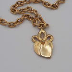 Carica l'immagine nel visualizzatore di Gallery, Dettaglio del pendente a cuore inciso a mano del Bracciale Sacro Cuore CACAO Jewels.
