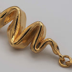 Carica l'immagine nel visualizzatore di Gallery, Dettaglio della lavorazione artigianale del Bracciale Zig Zag CACAO Jewels in oro.
