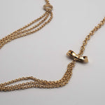 Carica l'immagine nel visualizzatore di Gallery, Dettaglio del fiocco e dell'elemento circolare della Collana Fiocco CACAO Jewels.
