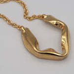 Carica l'immagine nel visualizzatore di Gallery, Dettaglio della superficie modellata della Collana Luce CACAO Jewels in oro.
