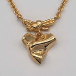 Carica l'immagine nel visualizzatore di Gallery, Dettaglio del fiocco e del cuore stropicciato della Collana Mon Amour CACAO Jewels.
