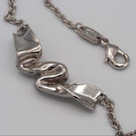 Carica l'immagine nel visualizzatore di Gallery, Particolare della lavorazione artigianale della Collana Nastro CACAO Jewels in argento.
