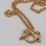 Carica l'immagine nel visualizzatore di Gallery, Dettaglio del pendente a cuore a nodo della Collana Promessa CACAO Jewels.
