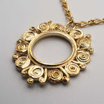 Carica l'immagine nel visualizzatore di Gallery, Dettaglio del pendente della Collana Sole CACAO Jewels con elementi materici modellati a mano.
