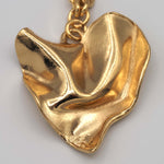 Carica l'immagine nel visualizzatore di Gallery, Dettaglio del cuore stropicciato della Collana Vicino al Cuore CACAO Jewels in finitura oro
