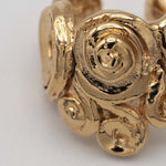 Carica l'immagine nel visualizzatore di Gallery, Primo piano della lavorazione artigianale di CACAO Jewels e delle incisioni che caratterizzano la superficie del gioiello.
