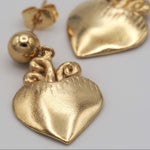 Carica l'immagine nel visualizzatore di Gallery, Dettaglio del cuore ardente e delle fiammelle modellate a mano degli Orecchini Burning Heart CACAO Jewels.
