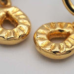 Carica l'immagine nel visualizzatore di Gallery, Particolare della lavorazione artigianale e delle superfici degli Orecchini Ciambelline CACAO Jewels.
