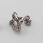 Carica l'immagine nel visualizzatore di Gallery, Dettaglio del nodino degli Orecchini Dolcetto CACAO Jewels nella variante color argento placcata in palladio.
