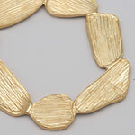 Carica l'immagine nel visualizzatore di Gallery, dettaglio della lavorazione della superficie degli orecchini CACAO Jewels
