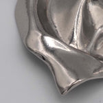 Carica l'immagine nel visualizzatore di Gallery, Dettaglio della superficie tridimensionale degli Orecchini L O V E CACAO Jewels in finitura color argento.
