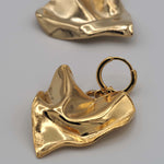 Carica l'immagine nel visualizzatore di Gallery, Dettaglio della superficie tridimensionale degli Orecchini L O V E CACAO Jewels in finitura oro.
