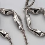 Carica l'immagine nel visualizzatore di Gallery, Particolare della catenella e della lavorazione degli Orecchini Luce CACAO Jewels in argento.
