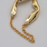 Carica l'immagine nel visualizzatore di Gallery, Dettaglio della superficie modellata degli Orecchini Luce CACAO Jewels in oro.
