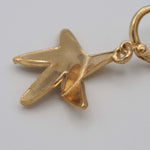 Carica l'immagine nel visualizzatore di Gallery, Dettaglio della stella modellata a mano degli Orecchini Stelline CACAO Jewels in oro.
