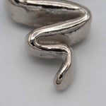Carica l'immagine nel visualizzatore di Gallery, Particolare della lavorazione artigianale degli Orecchini Zig Zag CACAO Jewels in argento.
