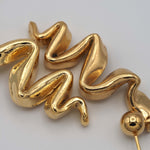 Carica l'immagine nel visualizzatore di Gallery, Dettaglio della superficie modellata degli Orecchini Zig Zag CACAO Jewels in oro.
