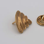 Carica l'immagine nel visualizzatore di Gallery, Primo piano della superficie incisa e della lavorazione artigianale della Spilla Arcobaleno DI CACAO Jewels
