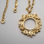 Carica l'immagine nel visualizzatore di Gallery, Particolare dei raggi della Collana Sole CACAO Jewels, modellati a mano in forme organiche e luminose.
