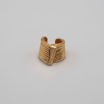 Carica l'immagine nel visualizzatore di Gallery, Vista generale dell'Earcuff Abbraccio in ottone placcato oro 18 carati della Collezione Lucilla.
