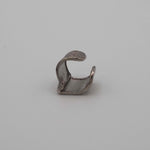 Carica l'immagine nel visualizzatore di Gallery, L'Earcuff Abbraccio nella variante color argento mette in risalto il design essenziale e contemporaneo.
